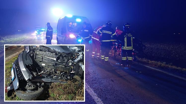 Violento scontro lungo la Melotta, motociclista 20enne grave