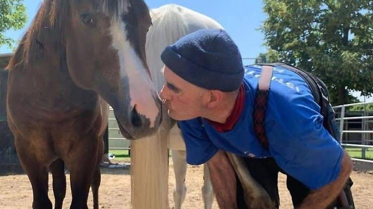 Il maniscalco «piegato in due dalla passione»