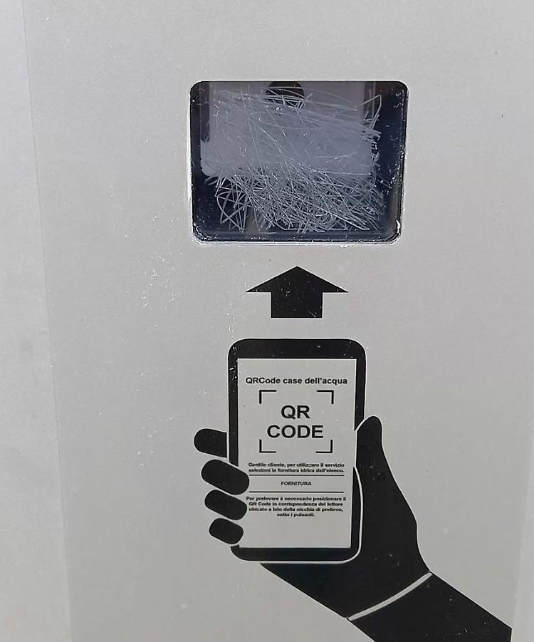 Vandali in azione alla casa dell'acqua di via Miglioli