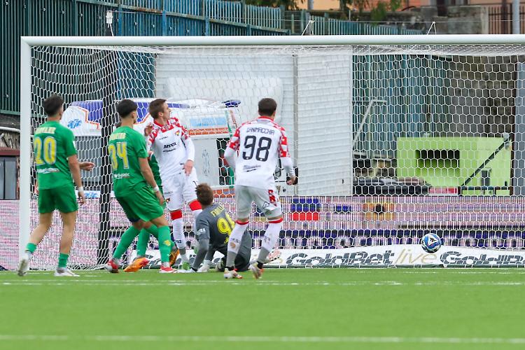 La Cremonese pesca il jolly con Johnsen: a Carrara finisce 2-2 una gara complicata