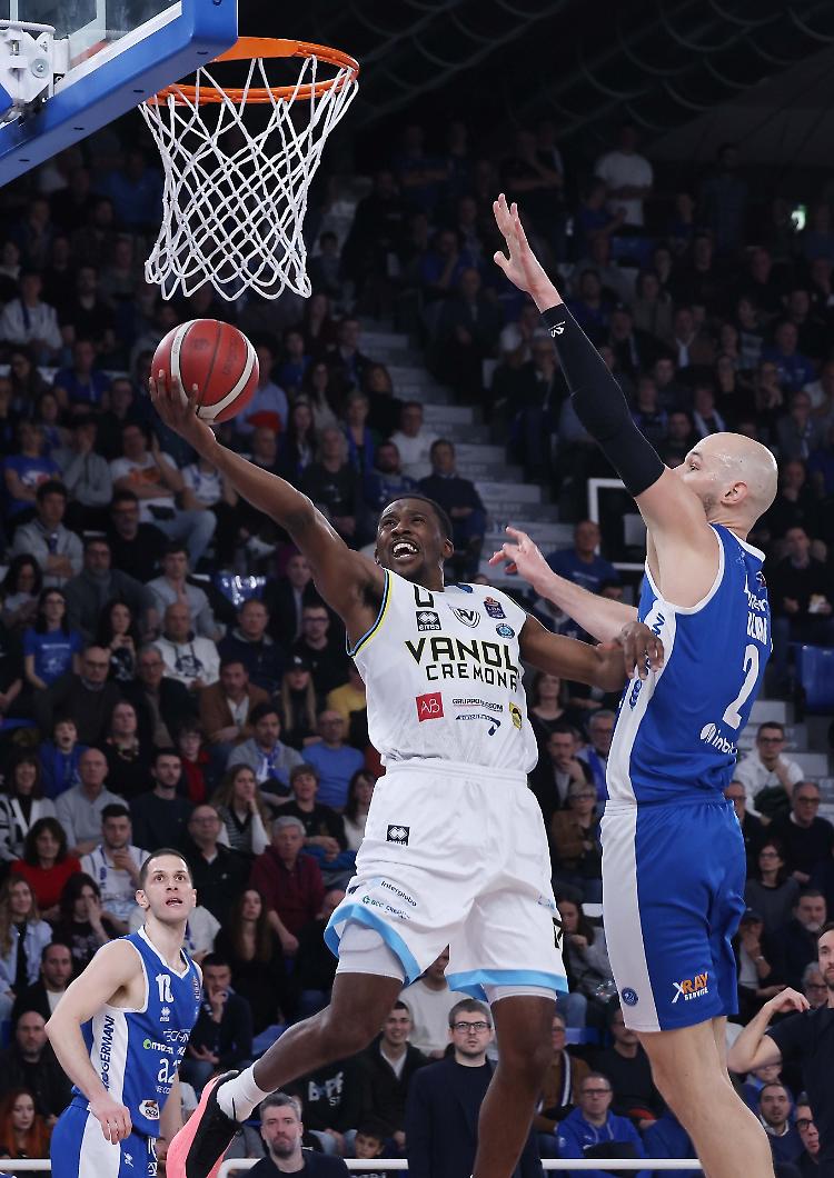 La Vanoli lotta, ma cade nel derby