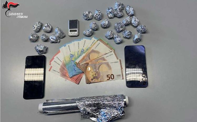 Droga nel marsupio, due arresti per spaccio