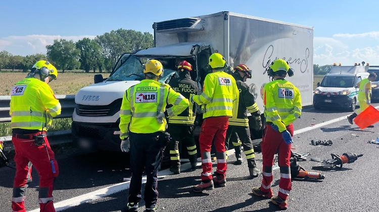 Tamponamento tra due piccoli camion in A21, un ferito
