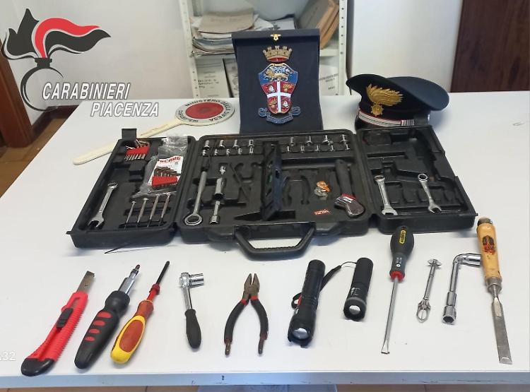 Arnesi da scasso in auto, una denuncia