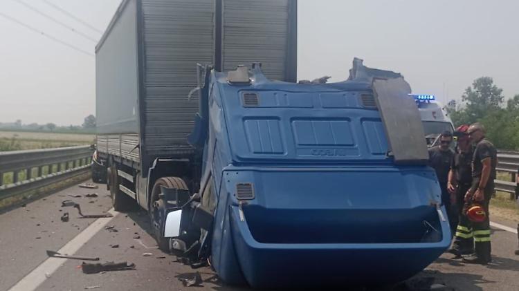 Tamponamento tra camion in A21: 50enne ferito e diversi chilometri di coda