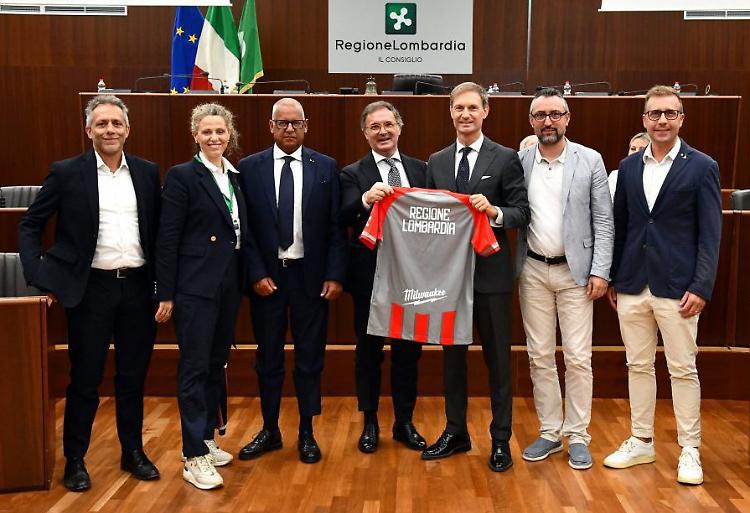 «Oggi siamo tutti grigiorossi»: la Cremonese festeggiata in Regione per la promozione in Serie A