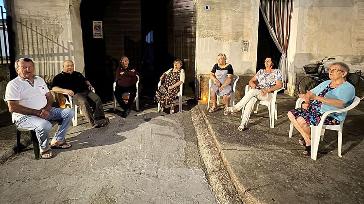 In via Santa Maria l’ultimo “filoss” del paese: la tradizione che resiste