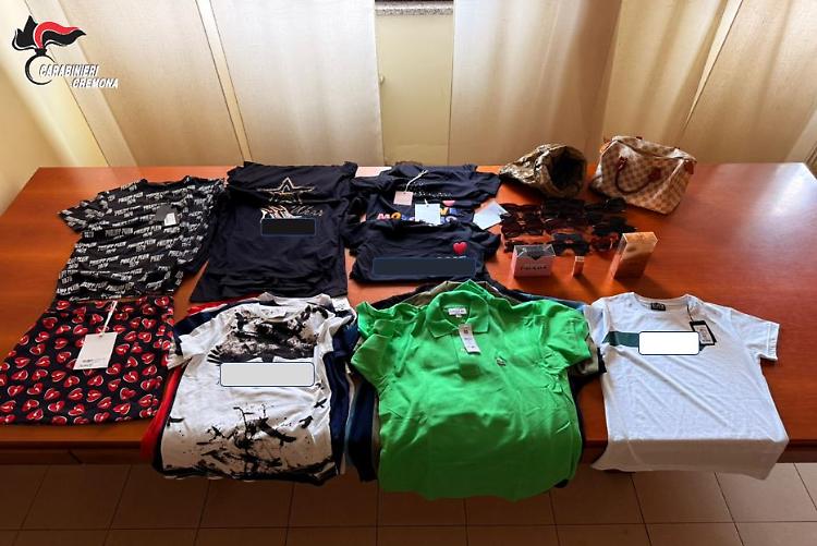 Vestiti, occhiali e profumi nel bagagliaio: quattro denunciati per ricettazione