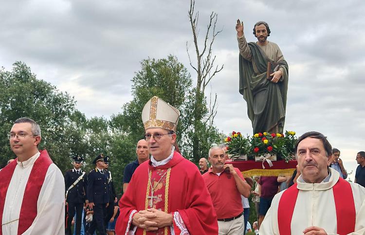 Il santo in processione, tra fede e tradizione