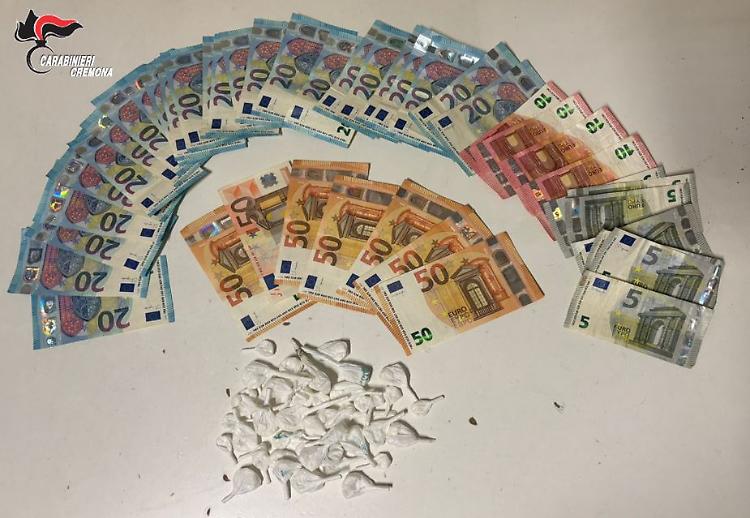 Fermato con dosi di cocaina e banconote: scacco allo spacciatore
