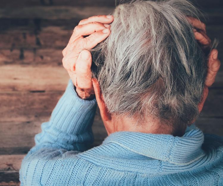 Anziano cade in casa, salvato dai servizi sociali
