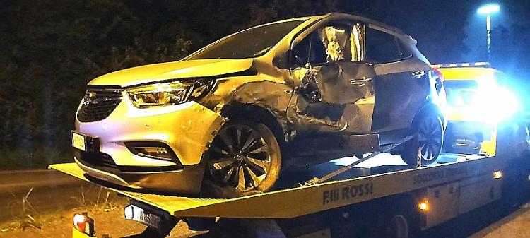 Scontro tra due auto in via Castello, due feriti