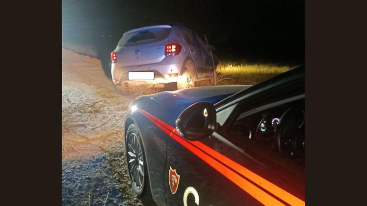 Fugge dai carabinieri con un'auto rubata, &egrave; caccia all'uomo