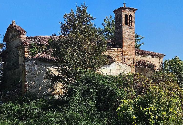 Cedimenti e degrado alla chiesa di Verdi
