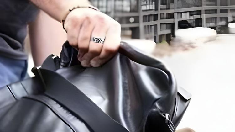 22enne scippata in pieno centro, è caccia all'uomo