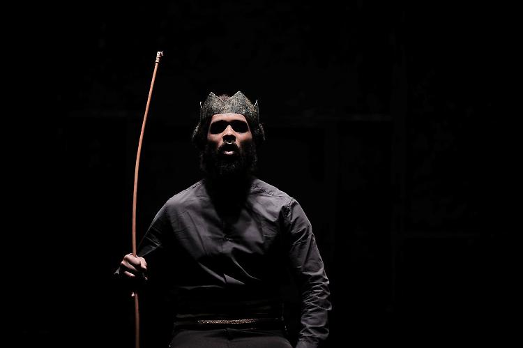 Trag&ugrave;dia: il canto di Edipo tra mito, coro e catarsi al Ponchielli