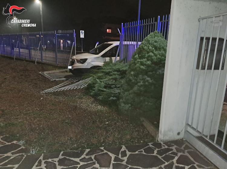 Si schianta col furgone e rifiuta l'alcol test, 50enne nei guai