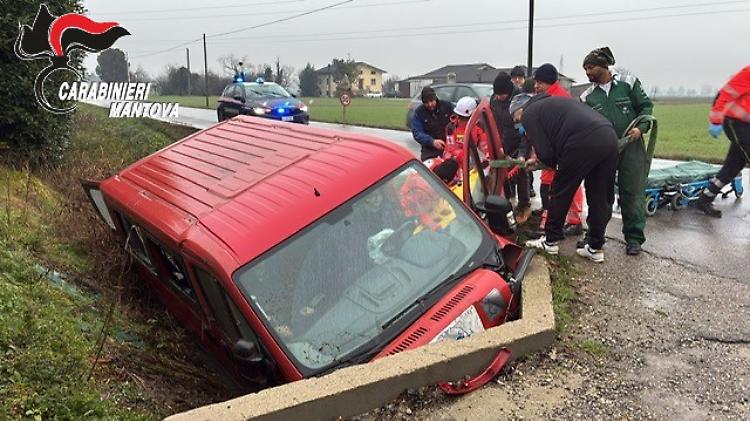 Pulmino della cooperativa Agor&agrave; in un fosso, tanta paura ma nessuna grave conseguenza