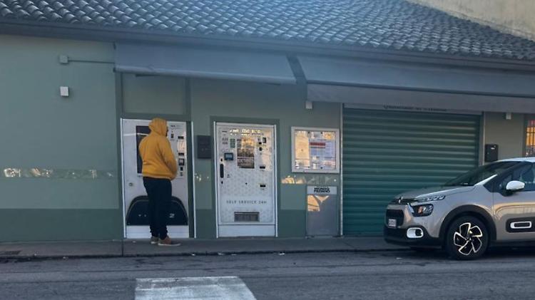 Furto e danni alla tabaccheria di largo Ostiano a Persichello